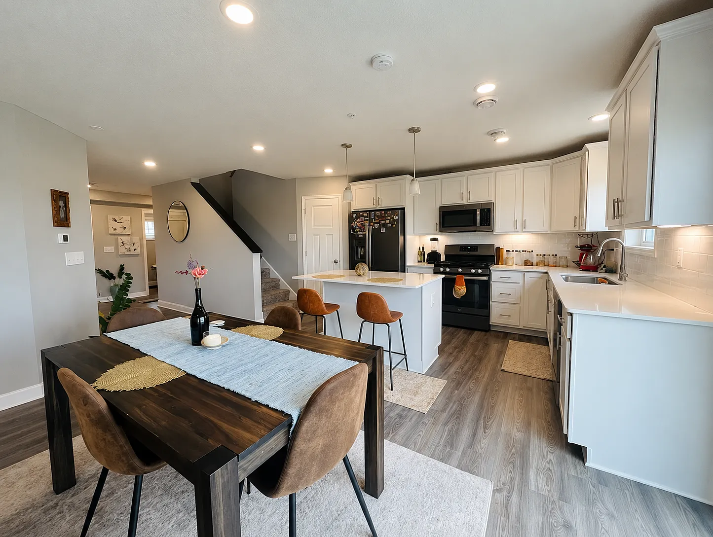 Excellent 3BR/3BA town home! — Photo 2