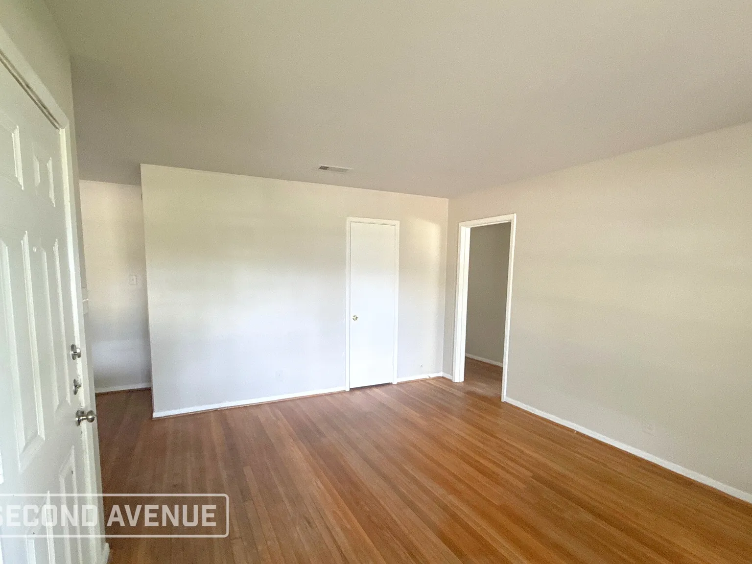 3 bed, 1.0 bath, 992 sqft, $1,295 — Photo 3