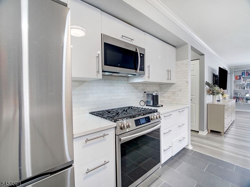 1st image of 53 Springbrook Rd East