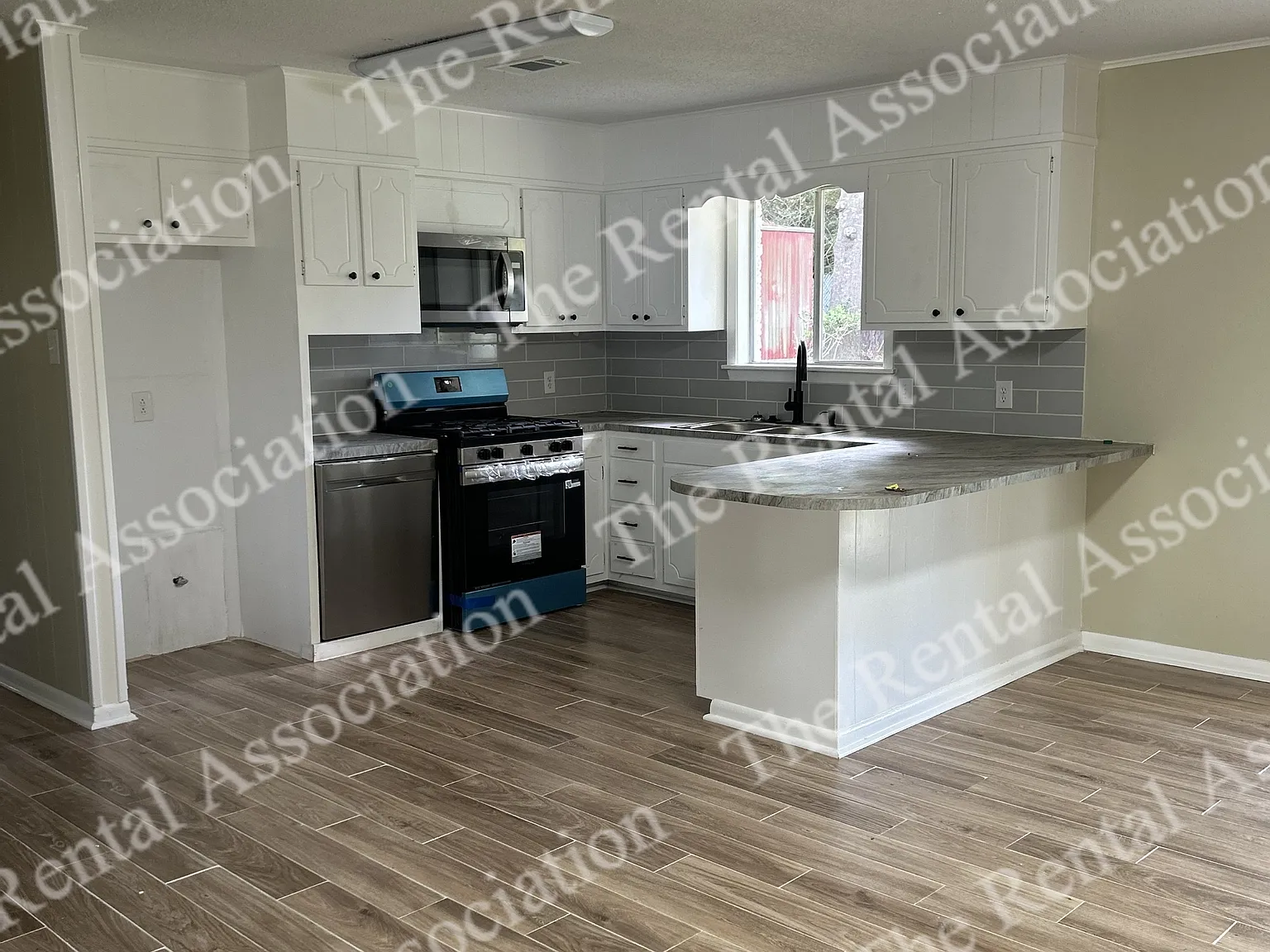 R- 1801 Roosevelt Drive - 1 — Photo 2