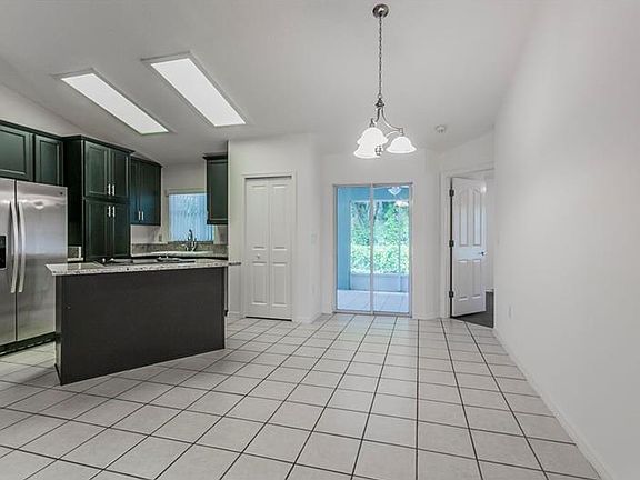 5th image of 803 Crestview Cir W