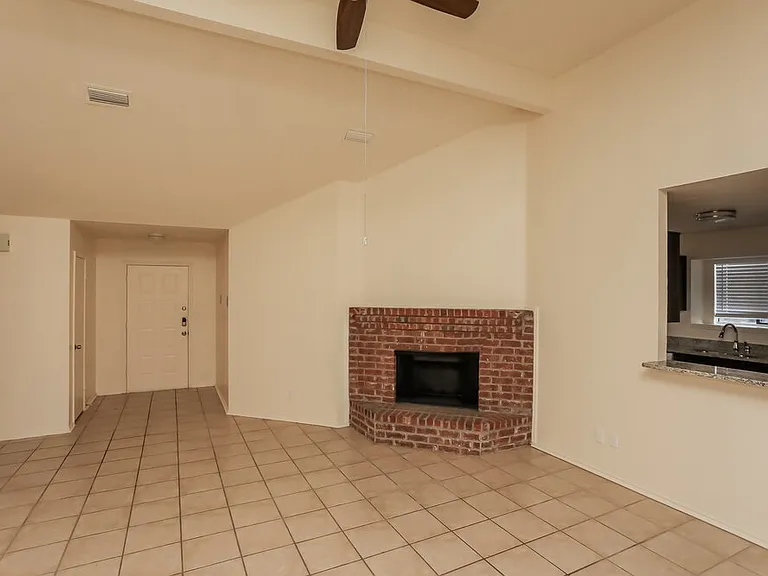 916 Richards Dr — Photo 4