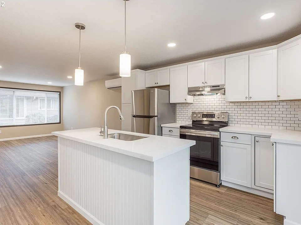 6719-6729 SE Woodstock Blvd