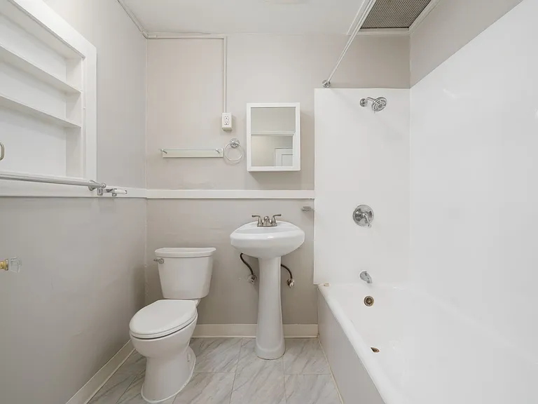 Columbia Court Apartments — Photo 16
