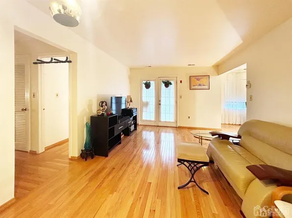 1110 Green Hollow Dr, Iselin, NJ 08830