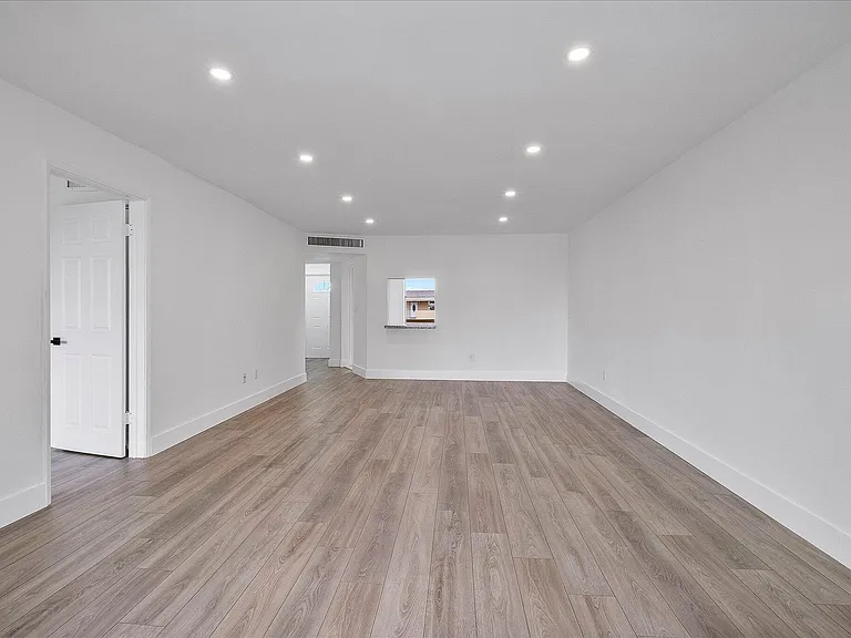 1302 NE 191st St #323A — Photo 6