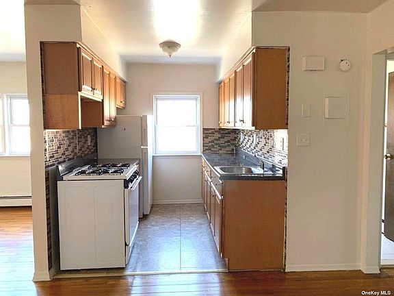 3rd image of 133 Dubois Ave