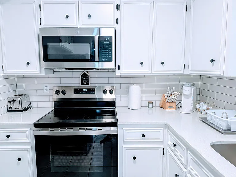 905 E 51st St #204 — Photo 12