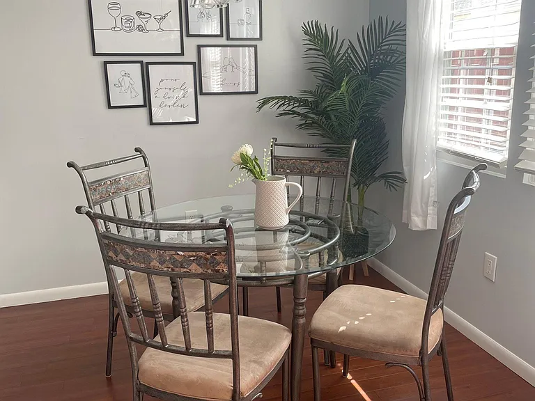Eat-in Kitchen