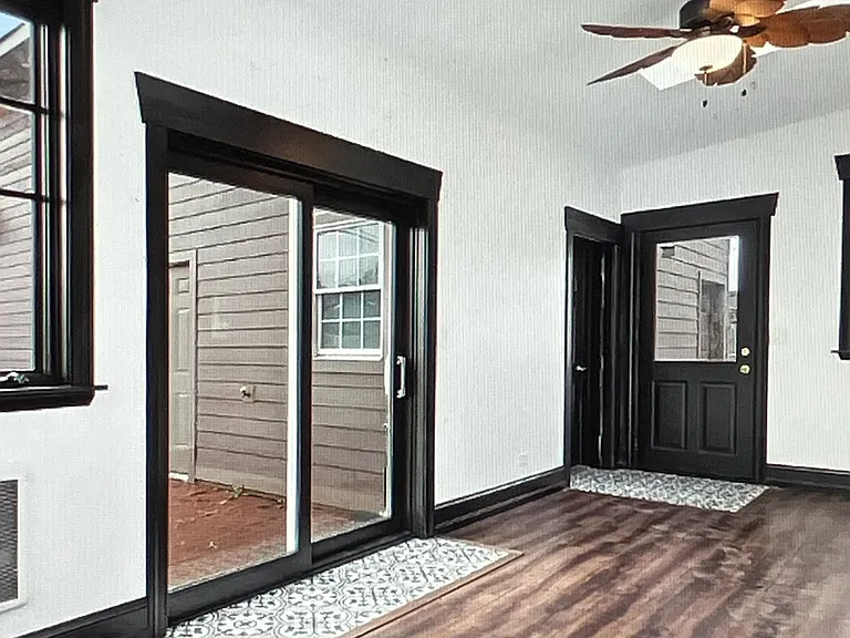 7807 Nagle Ave — Photo 4