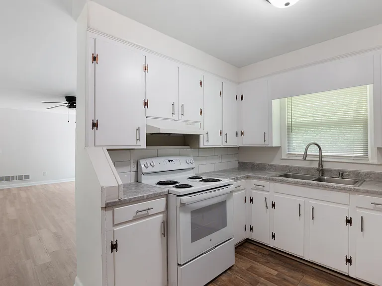 1725 Cheltenham Ln — Photo 5