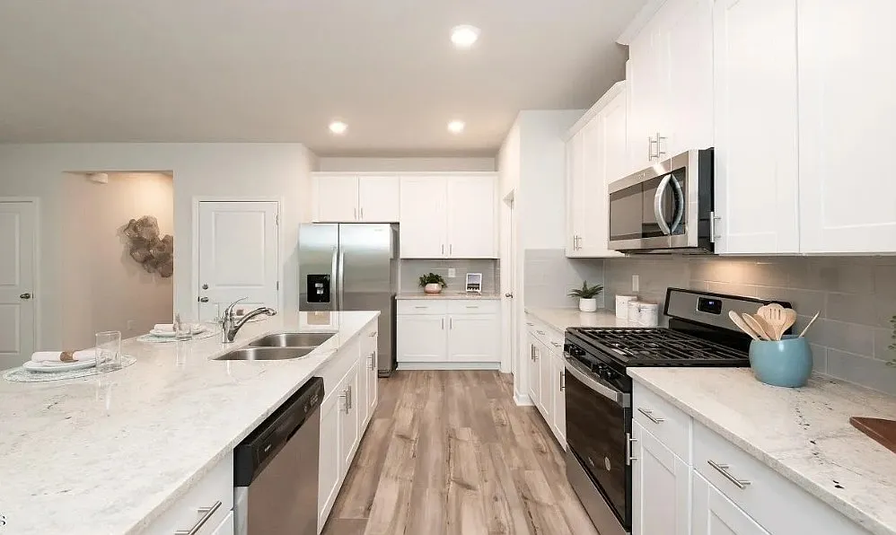 5 bed, 2352 sqft, $2,349 — Photo 3