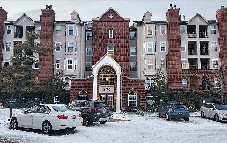 1st image of 200 Fox Hollow Dr APT 206