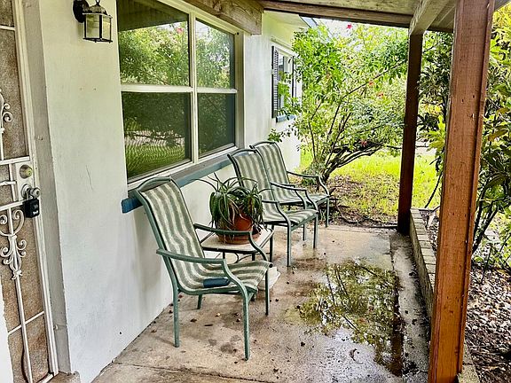 3rd image of 1585 Breeze Ln