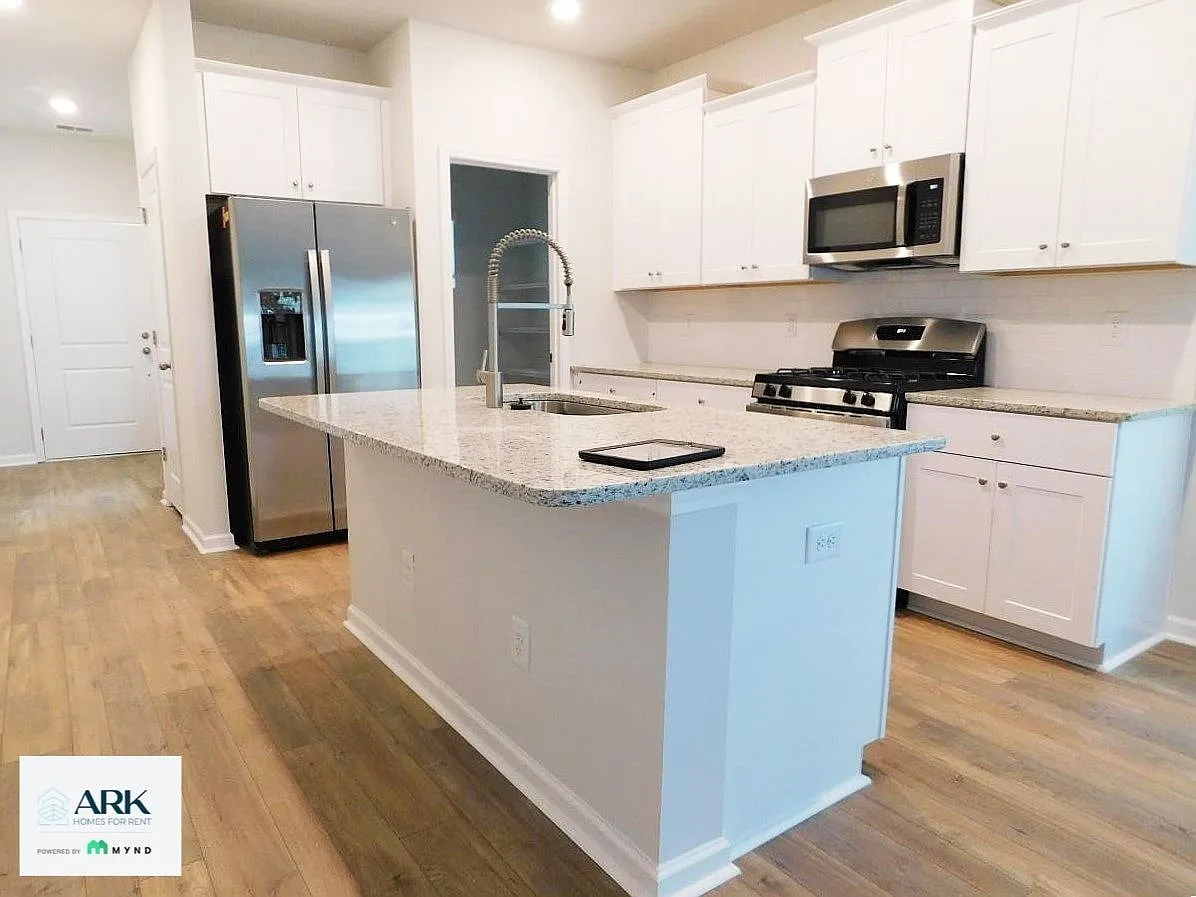 3 bed, 2.0 bath, 1430 sqft, $1,915 — Photo 3