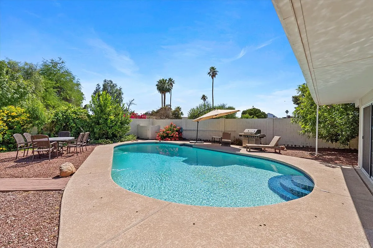 3 bed, 2424 sqft, $4,400 — Photo 1
