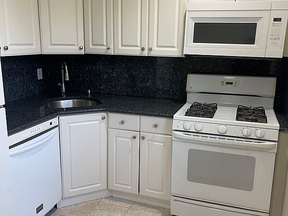 4th image of 260-07B Langston Ave #1