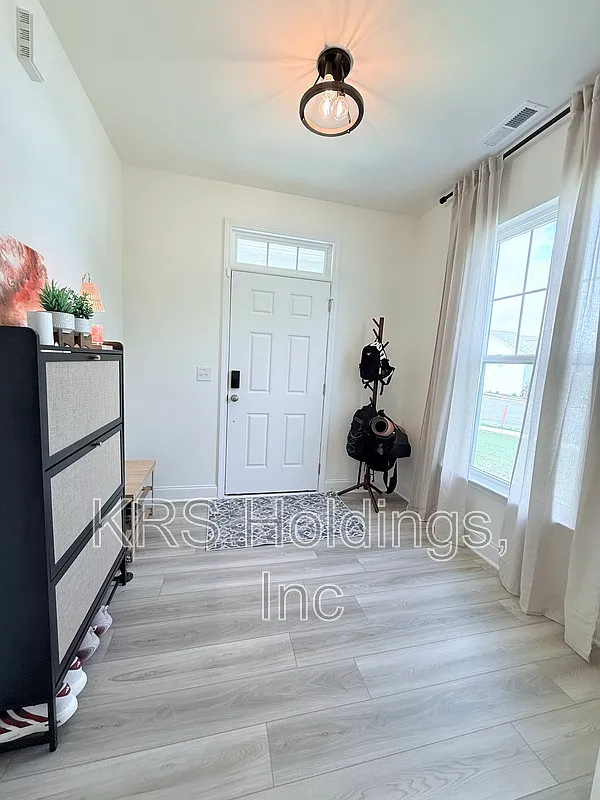 3 bed, 2.5 bath, 2055 sqft, $2,300 — Photo 3