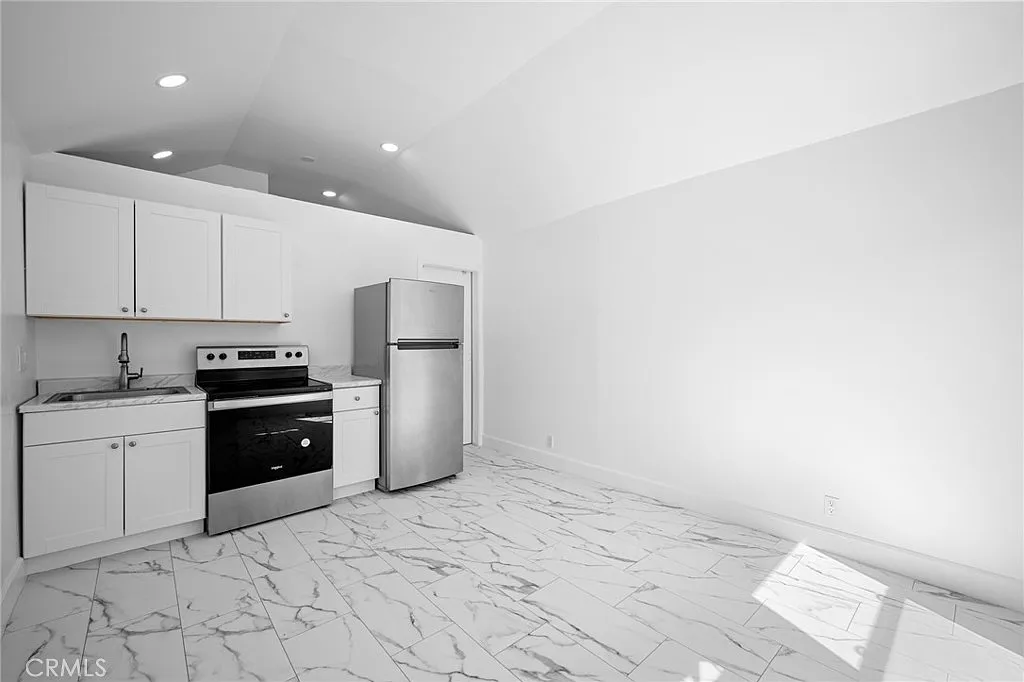 Studio, 400 sqft, $1,850 — Photo 4