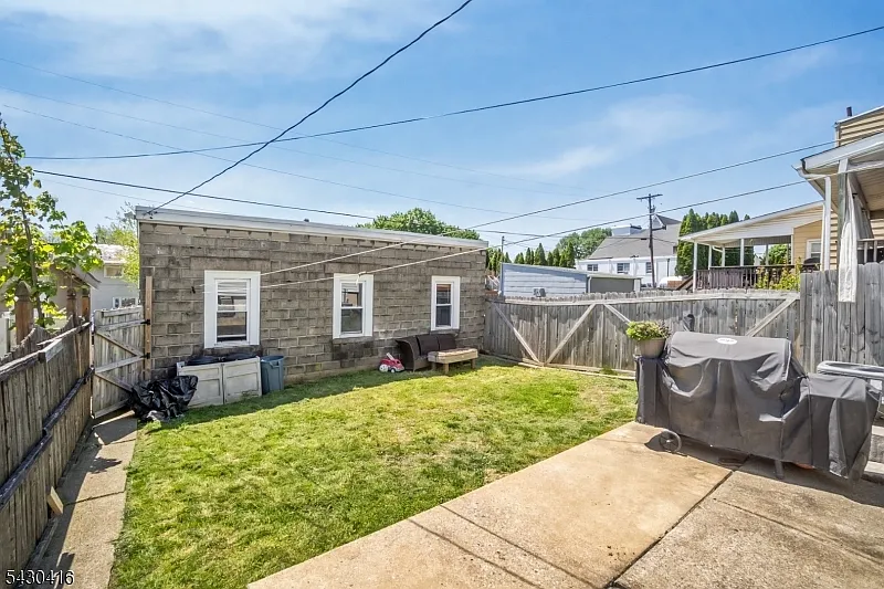 3 bed, 1.0 bath, $2,200 — Photo 3