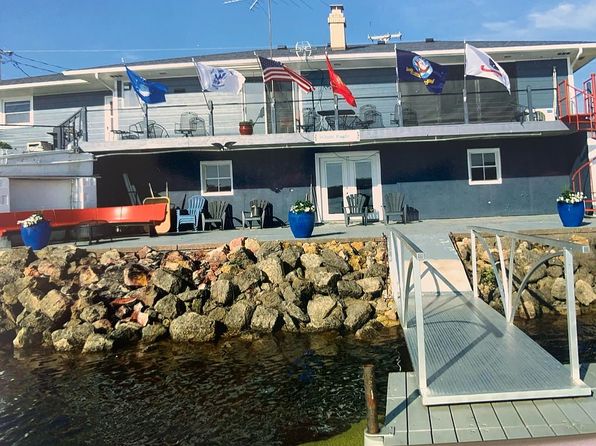 410 River St
