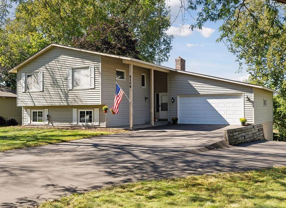 Front of home with attached 2 car garage