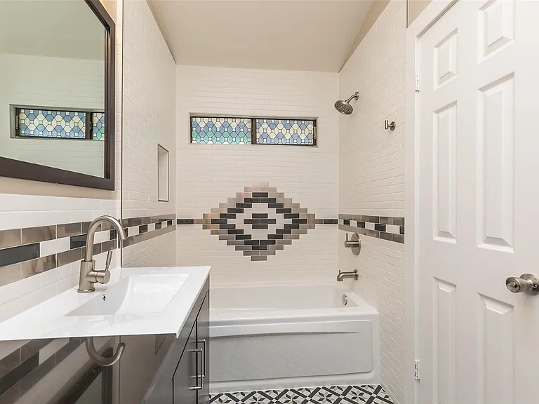 1611 Oakdale St — Photo 34