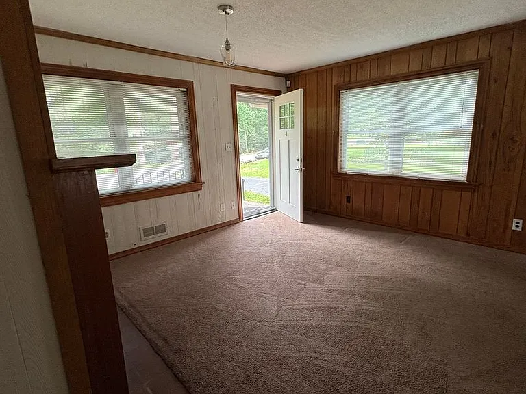 3 bedroom 3 bath in Spartanburg with Lots of Space Workshop in the garage!! — Photo 25