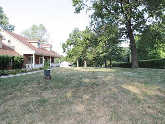 3rd image of 2001 W Liberty Dr