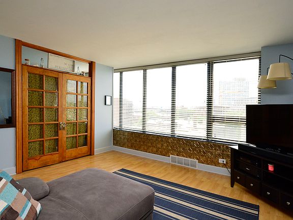 5th image of 3930 N Pine Grove Ave APT 806