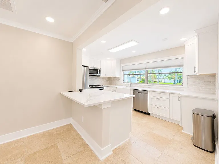 912 Dolphin Dr — Photo 15