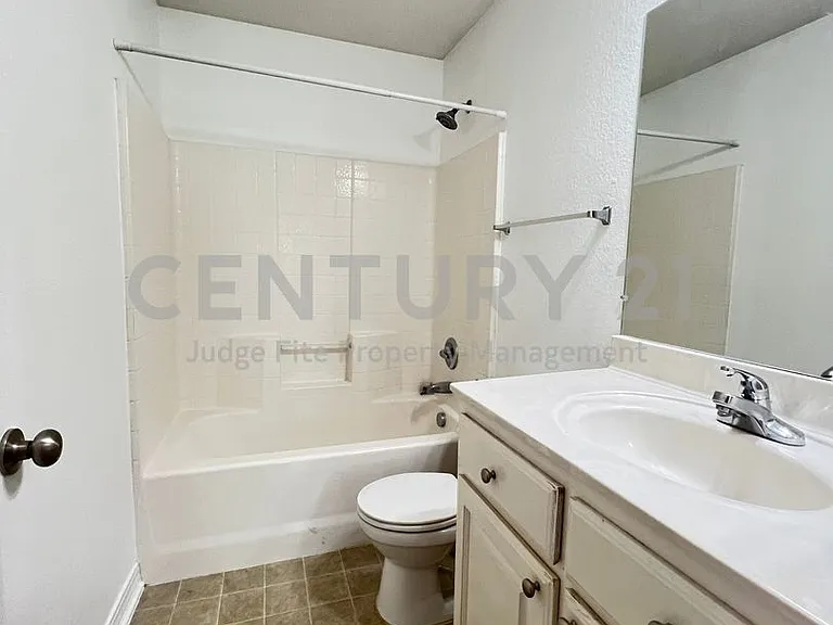403 W Oak St — Photo 12