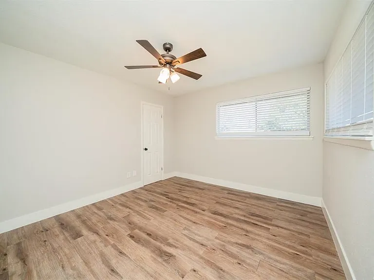 112 E Fairlane Dr — Photo 21