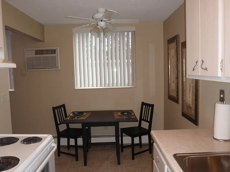 LaBlanche Apartments — Photo 25