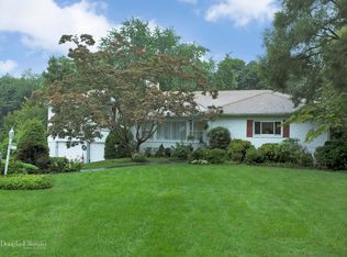 25 Woodhill Ln, Manhasset, NY 11030