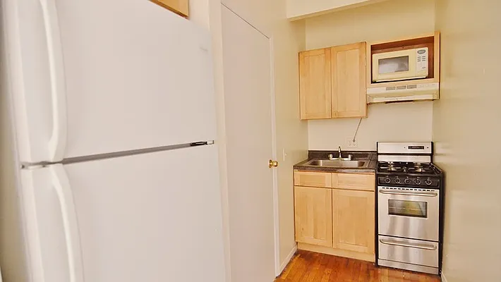 Rented by Park Property Advisors | media 4