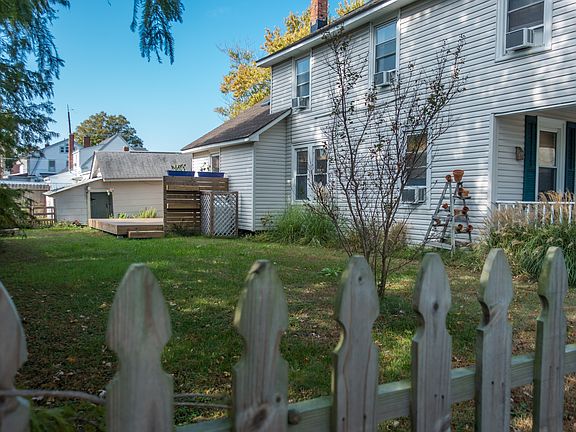 5th image of 309 Strawberry St