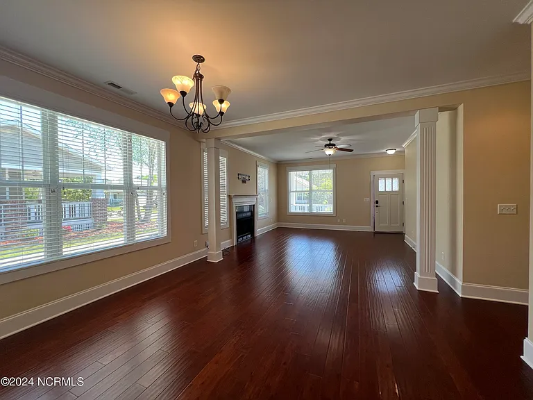 1211 Daisy Ct — Photo 4