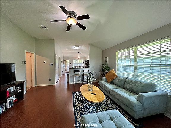 5th image of 903 Crested Point Dr