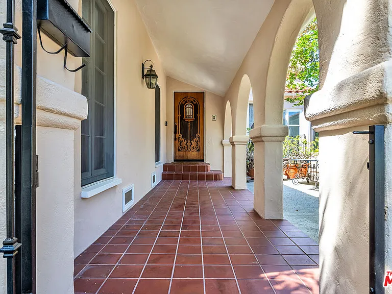1521 Midvale Ave — Photo 4