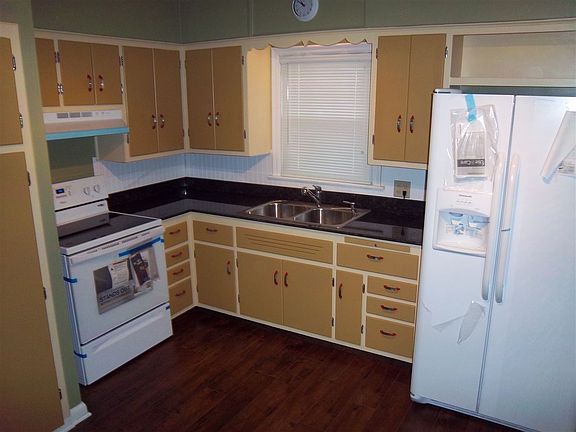 Remodeled Kitchen.  Smooth top Range.  Granite Counter Tops