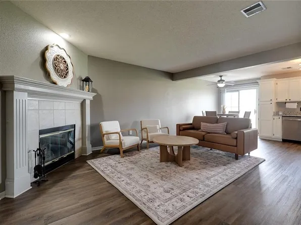 5833 NW Plantation Ln #199-B, Lees Summit, MO 64064