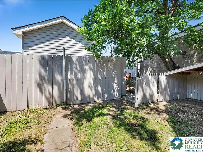 128 W Fairview St — Photo 29