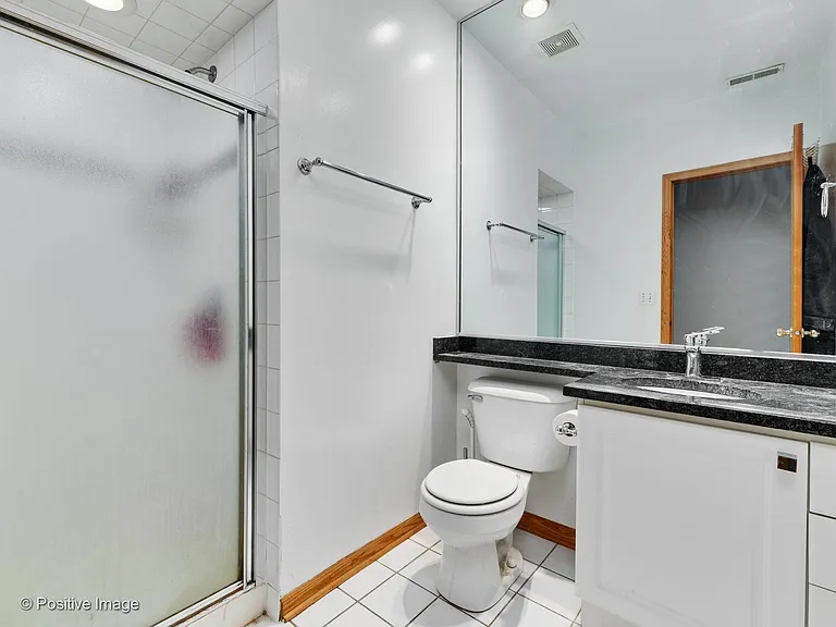 2340 N Greenview Ave #2 — Photo 11