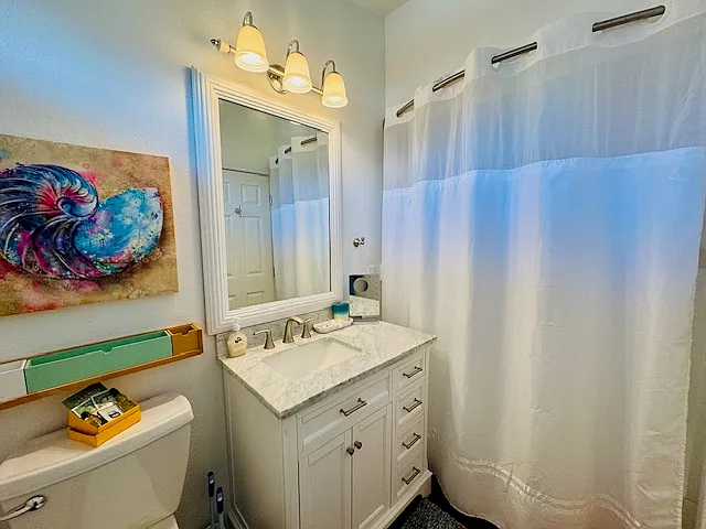 Tub/shower in full ensuite bathroom.
