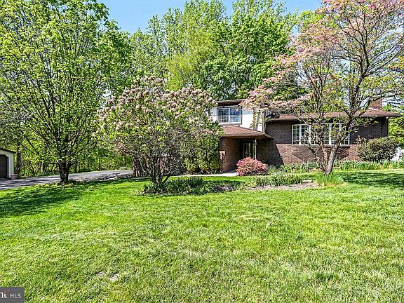 3rd image of 5900 Ivy Ln
