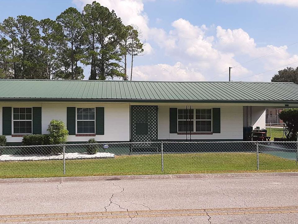1st image of 909 NE Coldwater Ave