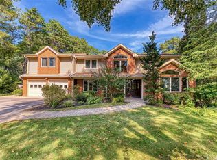 36 Old Brook Rd, Dix Hills, NY 11746