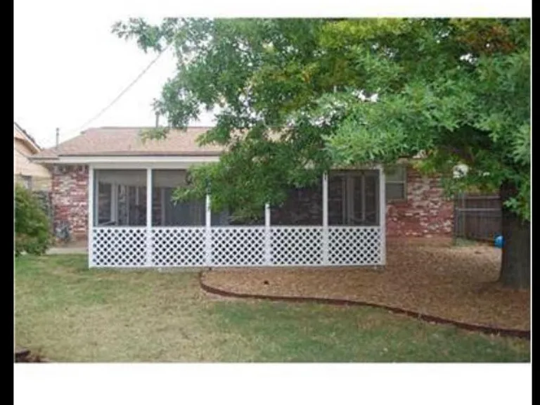1009 Gale — Photo 2