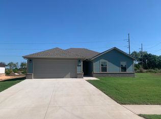 1131 Center Court Cir, Grove, OK 74344